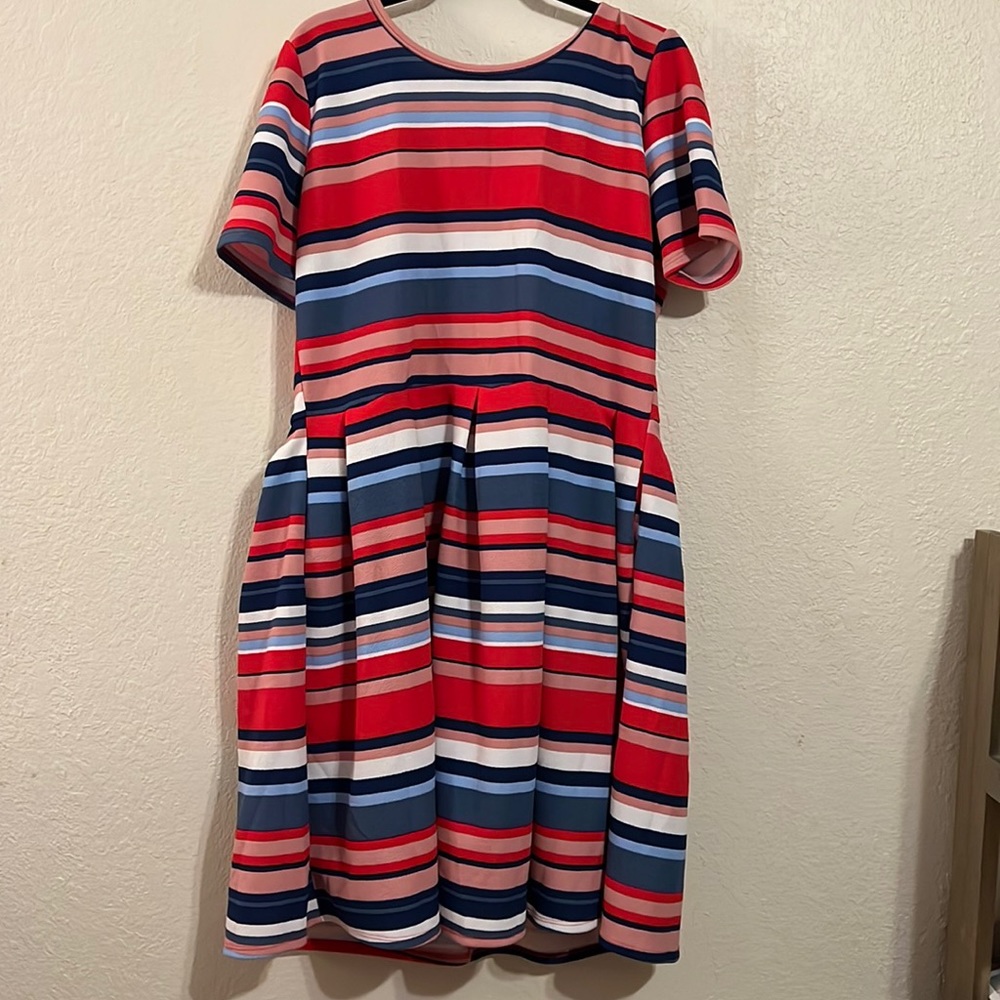 Really cute dress with pockets!